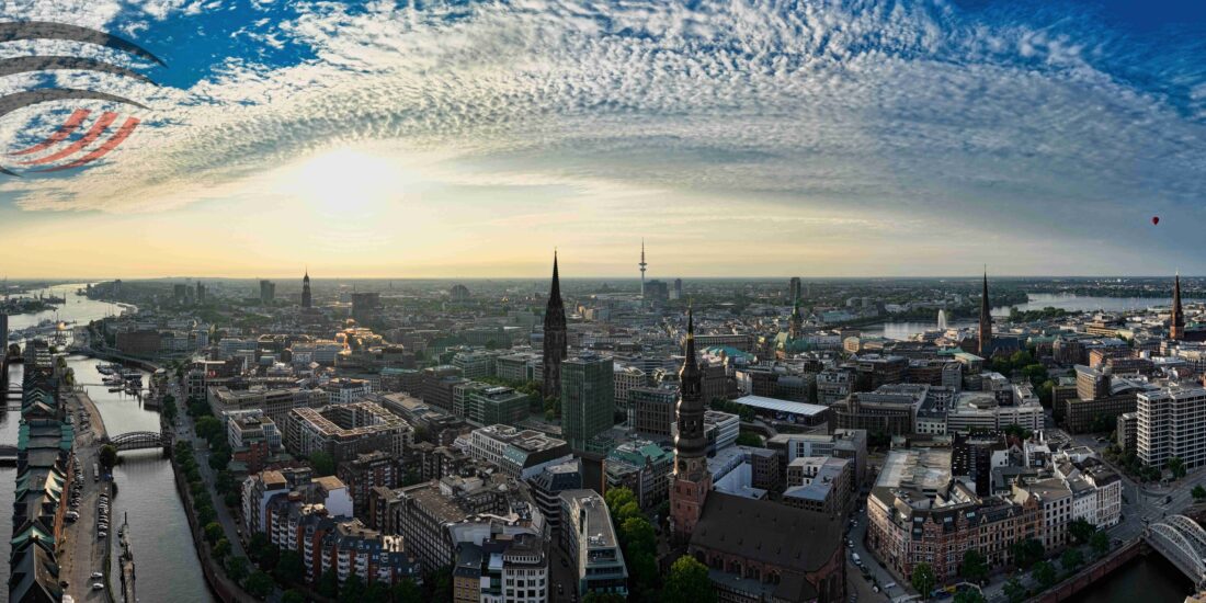 Panoramaluftbild von Hamburg von der Elbe bis zur Alster