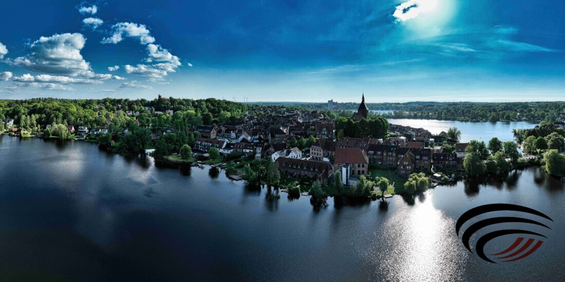 Die Stadt Mölln aus der Luft betrachtet, Mölln im Schatten einer winzigen Wolke vor der Sonne