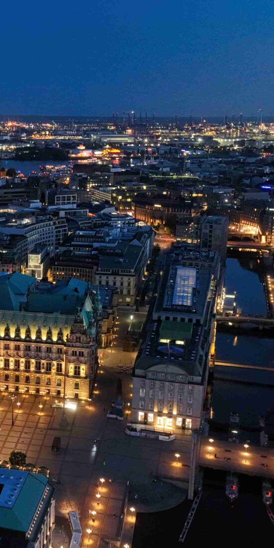 Panoramaluftbild des Hamburger Rathauses bei Nacht
