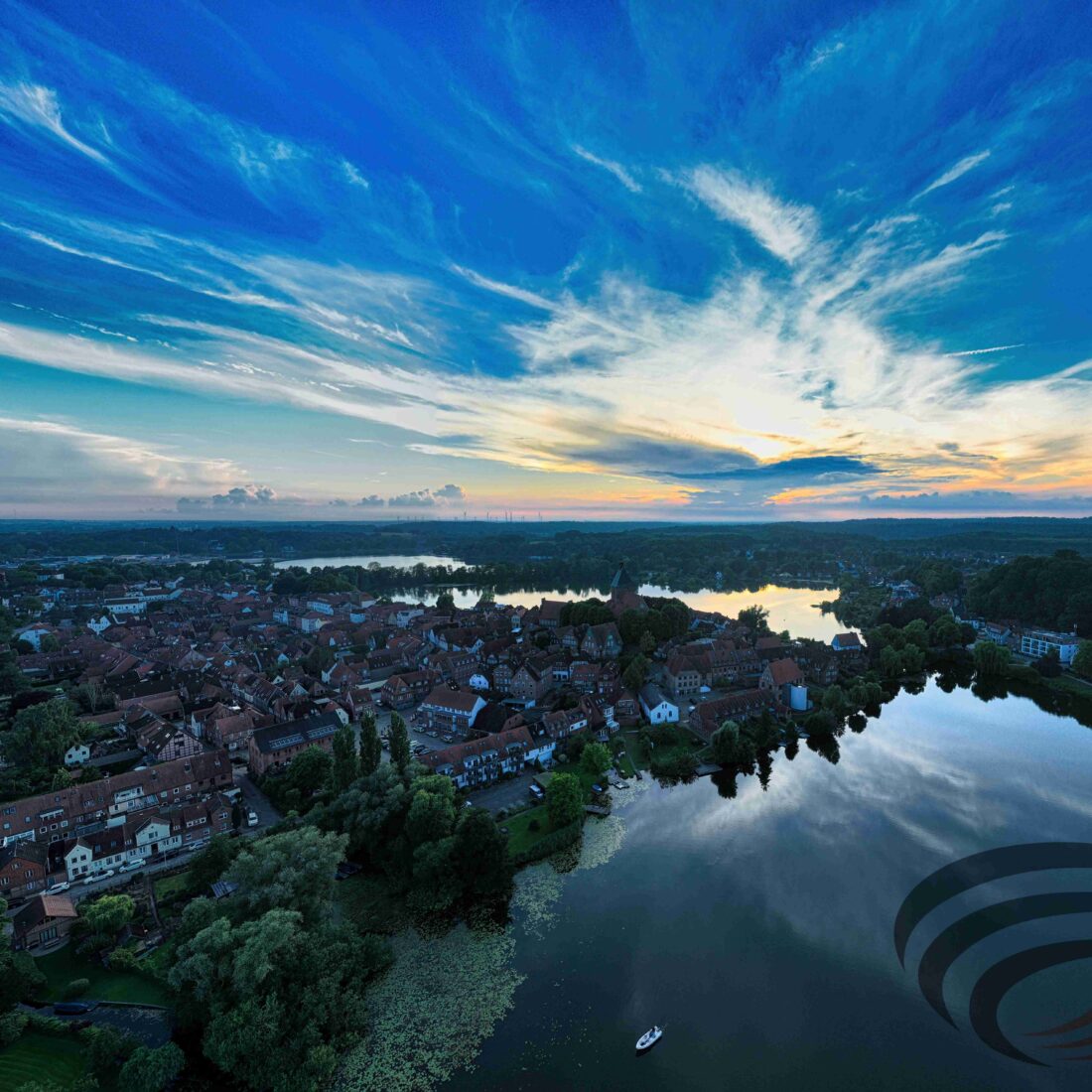 Möllner Schulsee in der Abendstimmung mit spektakulärem Sonnenuntergang