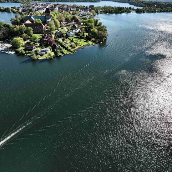 Hilfe ist unterwegs! Luftbild eines Einsatzbootes am Ratzeburger Dom