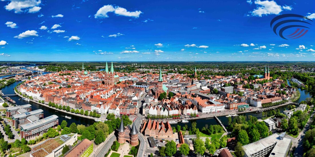 Luftpanoramabild der Lübecker Altstadt an einem Sommertag