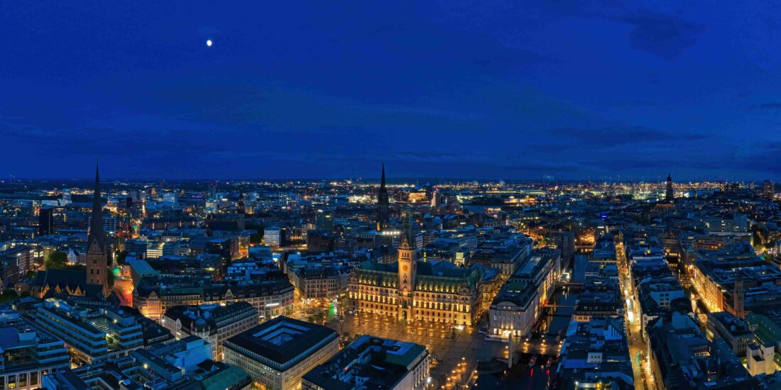 Hamburger Panorama in der Blauen Stunde, von der Binnenalster aus gesehen